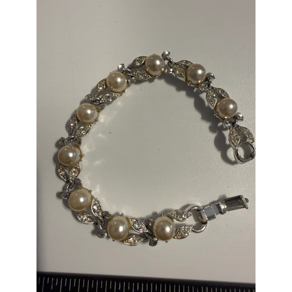 Vintage Lisner Silver Tone Faux Pearl Rhinestone Leaf Link Bracelet 7‎ Inch